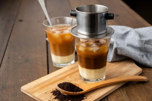 Cafe sữa đá được nhiều người lựa chọn bởi sự hoà quyện giữa vị đắng của cafe và vị thơm béo của sữa