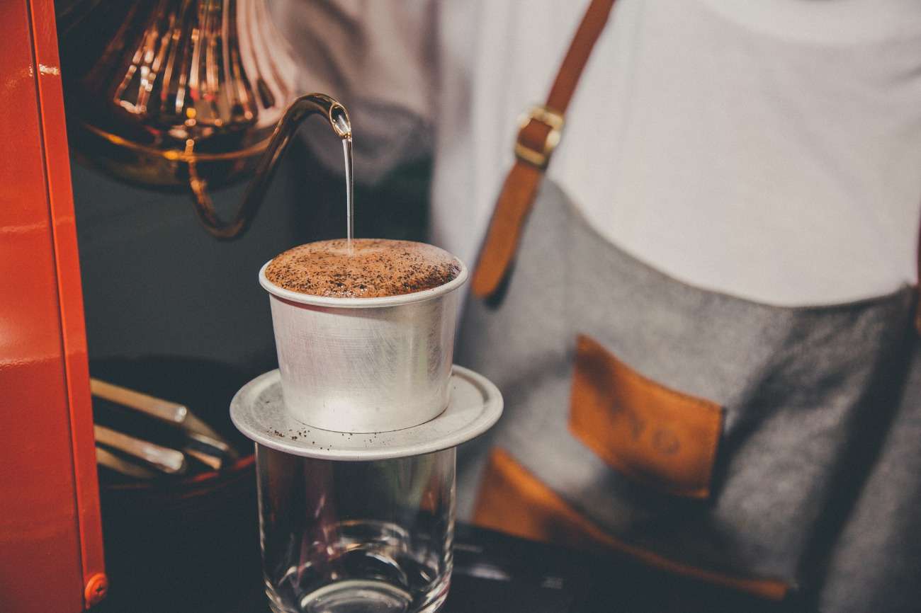 Bàn luận cà phê sáng: cà phê pha phin không ngon bằng pha máy?