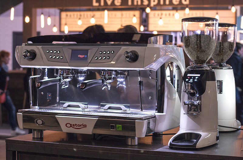 Có rất nhiều loại máy pha cà phê trên thị trường, nên mua máy pha cà phê hãng nào tốt?