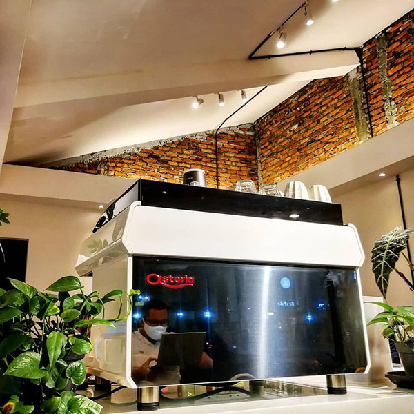 Máy pha cà phê Espresso chuyên nghiệp sẽ là điểm nhấn quan trọng tại quầy pha chế