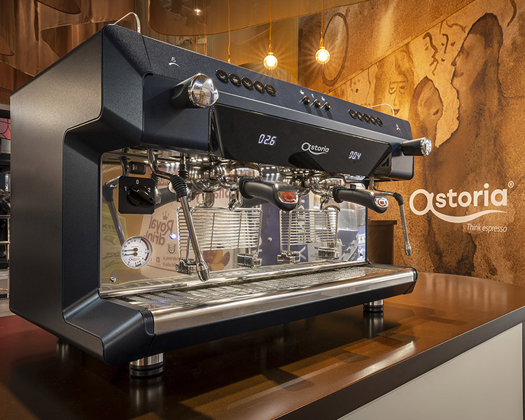 Máy pha cà phê cho quán vừa và nhỏ được ưa chuộng nhất hiện nay là máy bán tự động